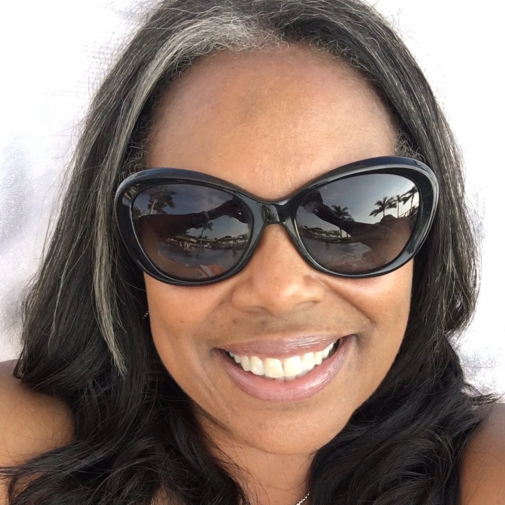 CHANEL Sleek Black Sunglasses - Picture 6 of 6